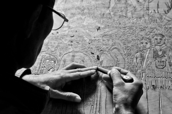 云南馬關(guān):壯族農(nóng)民雕刻壯鄉(xiāng)文明