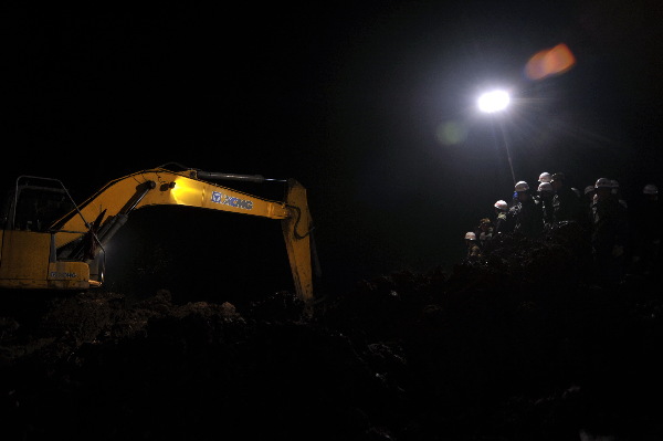 武警云南總隊(duì)昭通支隊(duì)官兵全力奮山體滑坡救災(zāi)一線