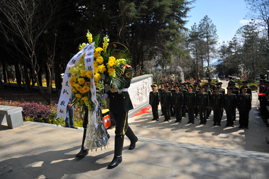 武警保山支隊(duì)機(jī)關(guān)干部到善洲林場(chǎng)礪“煉”黨性