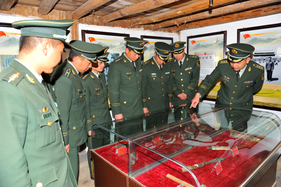 武警保山支隊(duì)機(jī)關(guān)干部到善洲林場(chǎng)礪“煉”黨性