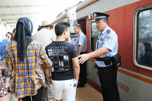 云南開遠(yuǎn)鐵警全力確保玉蒙線首趟客運(yùn)列車安全開行