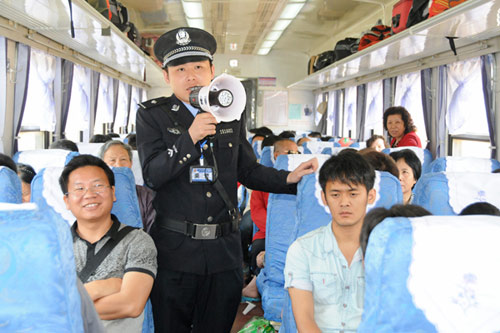 云南開遠鐵警全力確保玉蒙線首趟客運列車安全開行