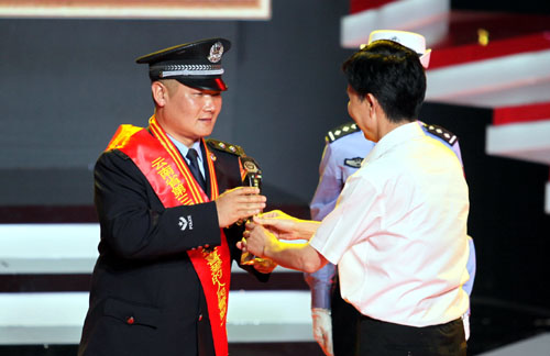 昆明鐵路公安處廣通站派出所所長呂剛當(dāng)選云南省第三屆“百姓最喜愛的人民警察”