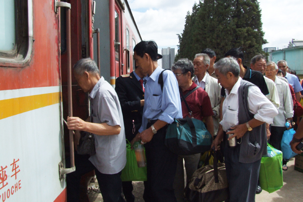 五十八名離退休老黨員民警感受鐵路發(fā)展