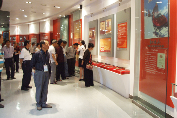 五十八名離退休老黨員民警感受鐵路發(fā)展