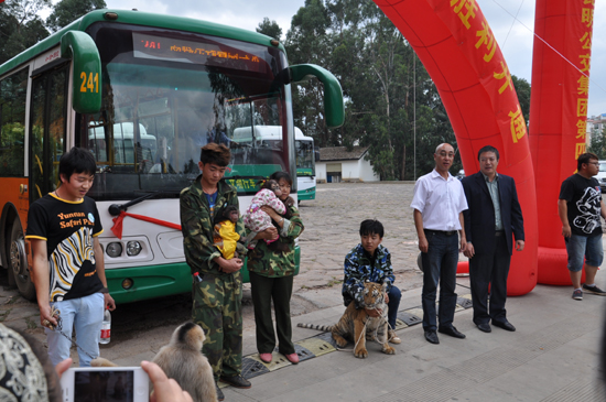 公交新線試運(yùn)行 動(dòng)物寶寶萌翻全場(chǎng)
