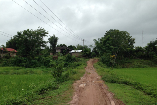 “中國(guó)電”點(diǎn)亮老撾北部四?。▓D）