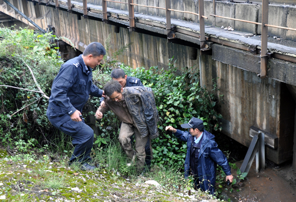 老鄉(xiāng)暈倒鐵路旁 鐵警救助受贊譽