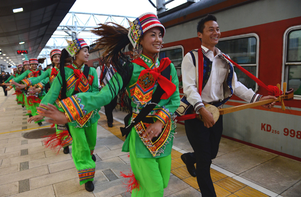 云南:“石林號(hào)”旅游列車開行