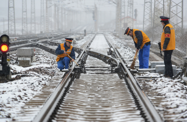 昆鐵迎戰(zhàn)雨雪保安全暢通