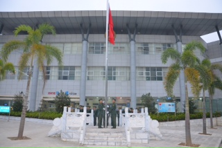 云南天保邊檢官兵舉行升旗儀式喜迎新年