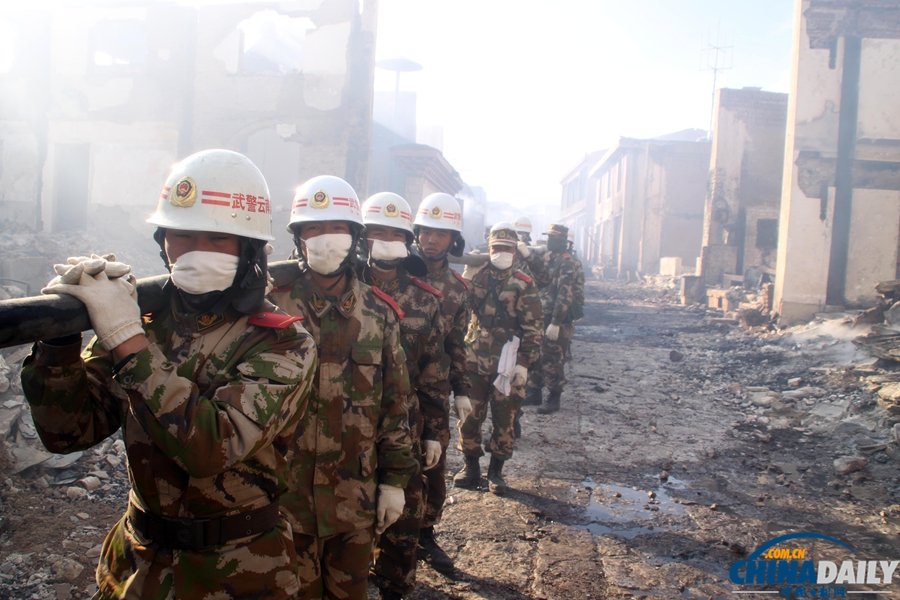 香格里拉獨克宗古城災(zāi)后一片廢墟 駐地警民緊張投入災(zāi)后清理工作