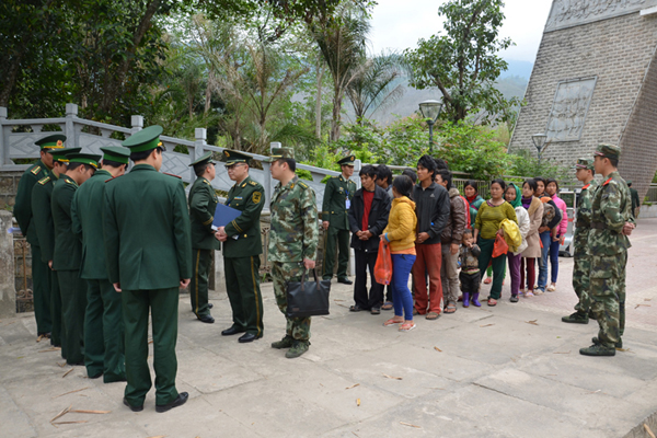 云南天保邊檢站順利完成20名越南籍“三非”人員遣送工作