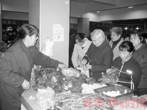 平價(jià)菜惹人愛:青菜降到7毛/斤 隊(duì)伍排到市場(chǎng)外