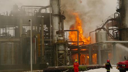 衢州巨化發(fā)生火災(zāi) 百多名消防官兵滅火