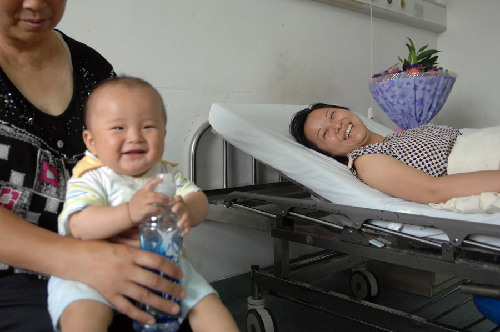 “最美媽媽”徒手接墜樓女童:我不過出于母親的本能