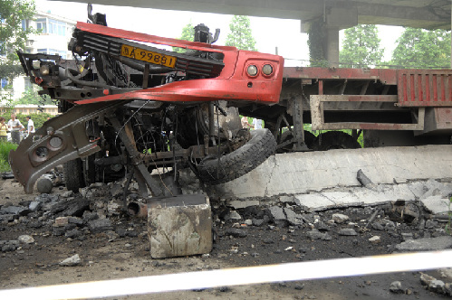 杭州錢江三橋輔橋部分橋面塌落 一輛重型車墜落