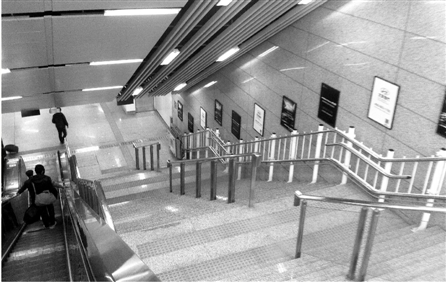 記者體驗(yàn)地鐵無障礙設(shè)施：盲人獨(dú)自坐地鐵遠(yuǎn)不可能