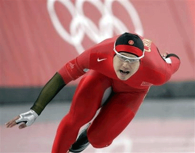 Yu Fengtong falls near men's 500m speed skating finish line, ranks 5th