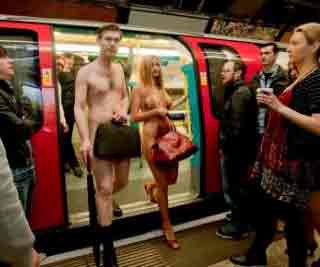 Commuters travel naked<BR>英白領(lǐng)地鐵裸體秀(圖)