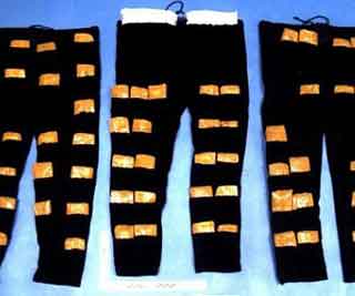 Men hide drug in leggings<BR>最牛毒販褲腿藏毒66斤