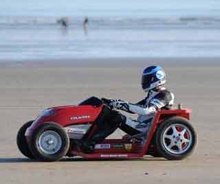 Lawnmower racing new record<BR>除草機瘋狂飆車秀(圖)