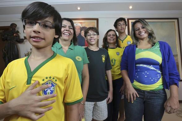 美聯(lián)社：六指家族為巴西六冠王祈福