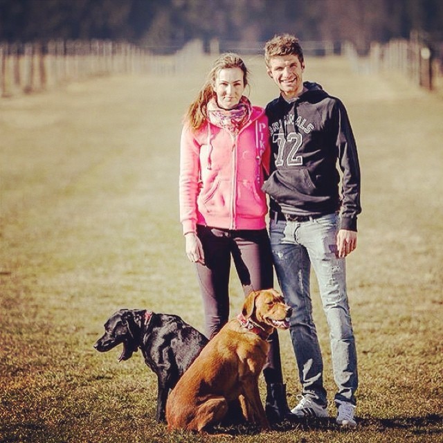 穆勒俏妻曬幸福照為老公戰(zhàn)決賽打氣