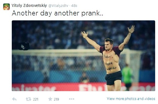 “天生的逗逼”亂入決賽 竟欲強(qiáng)吻隊(duì)員尋基情