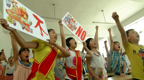 Students learn to say no to 'junk food' at their school in Linghai city, Liaoning province on June 18, 2013. Food safety introduced in schools