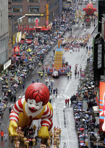 美國感恩節(jié)花車大游行 紐約人看氣球風(fēng)雨無阻