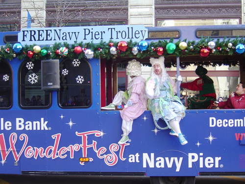 美國感恩節(jié)花車大游行 紐約人看氣球風雨無阻