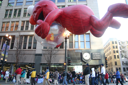 美國感恩節(jié)花車大游行 紐約人看氣球風雨無阻