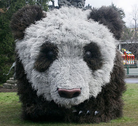 “草包”動(dòng)物展奪人眼球