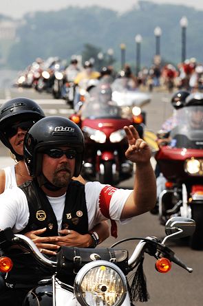 重型摩托車(chē)集結(jié)華盛頓 布什接見(jiàn)游行隊(duì)伍