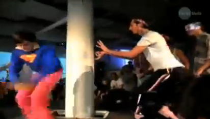 德國(guó)四學(xué)生“丑舞世界杯”奪冠 編排詭異動(dòng)作奇怪