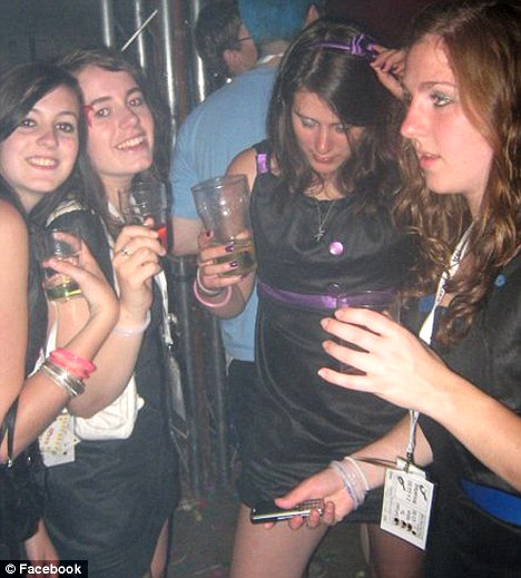 英童子軍特大丑聞:學(xué)員易裝派對