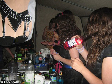 英童子軍特大丑聞:學(xué)員易裝派對