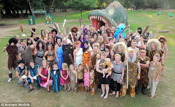 最另類婚禮：英國新人辦“原始人婚禮”