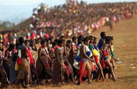 非洲酋長(zhǎng)選妃萬(wàn)人盛況：展示純潔的身體