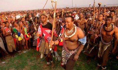 非洲酋長(zhǎng)選妃萬(wàn)人盛況:展示純潔的身體