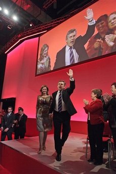 英布朗夫人登臺盛贊老公是英雄 力拼明春大選