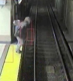 組圖：美一婦女醉臥鐵軌 司機(jī)及時剎車避免慘劇
