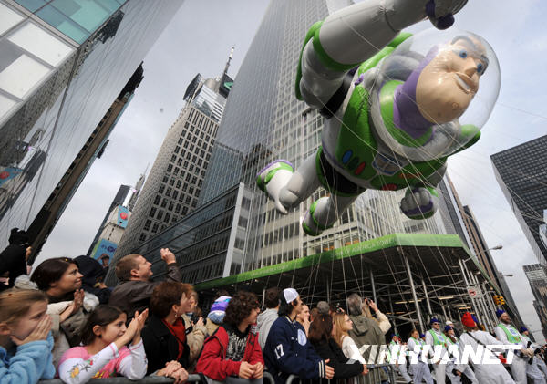 紐約感恩節(jié)大游行 數(shù)百萬人沿途觀看