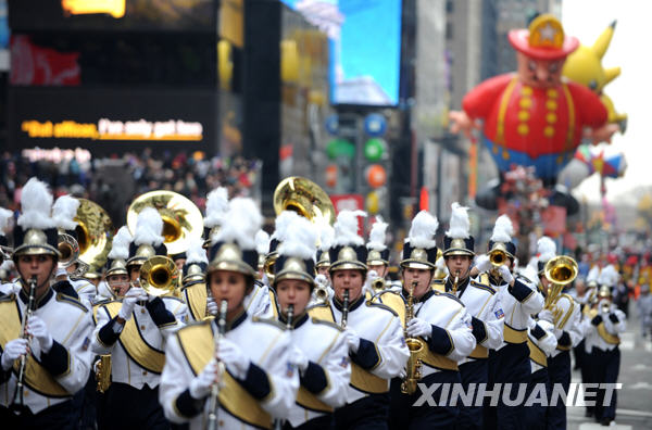 紐約感恩節(jié)大游行 數(shù)百萬人沿途觀看