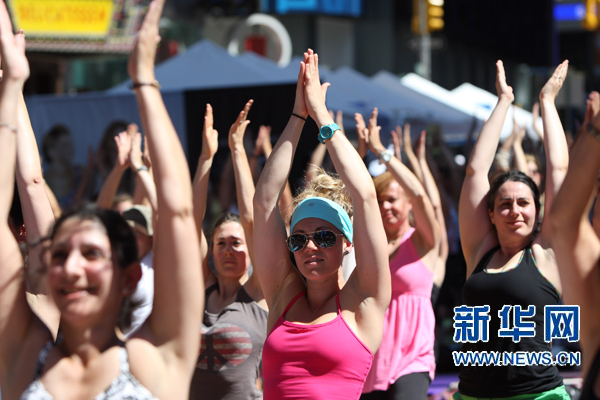 紐約時報廣場千人集體瑜伽迎接夏至(組圖)