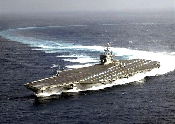 組圖：美軍航母進(jìn)行性能測試 在海上玩漂移