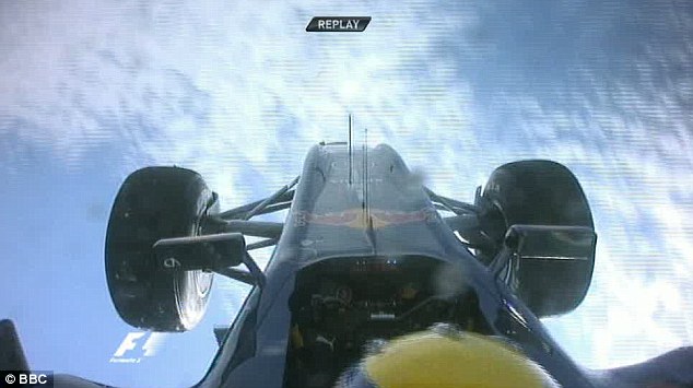 F1賽車被撞空中翻轉(zhuǎn)360度 車手奇跡生還(組圖)