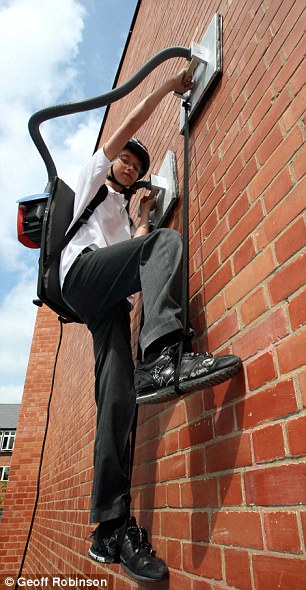 英國13歲男孩自制爬墻裝備變身“蜘蛛人”(組圖)