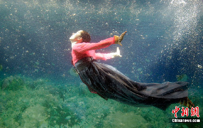 韓國(guó)首爾舉辦“水下韓服秀” 美侖美奐